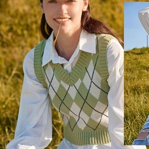 🍀 Plaid Geo Crop Sleeveless V Neck Knit